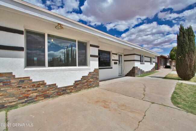 Building Photo - 5703 Wren Ave