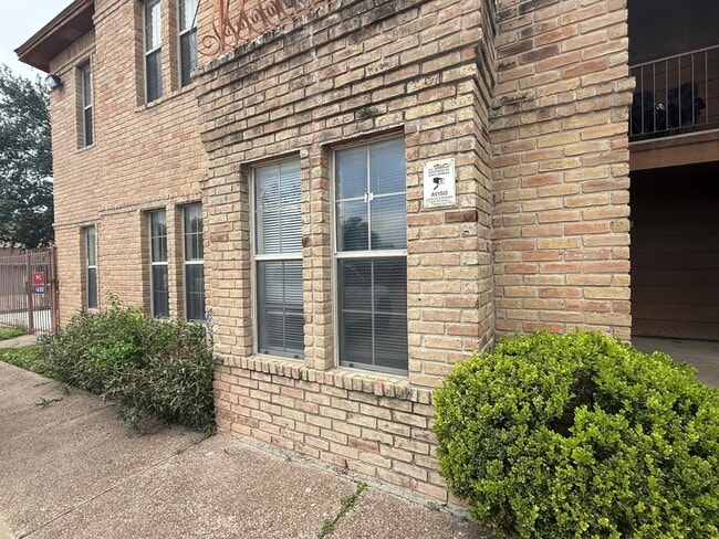 Building Photo - 205 Martingale