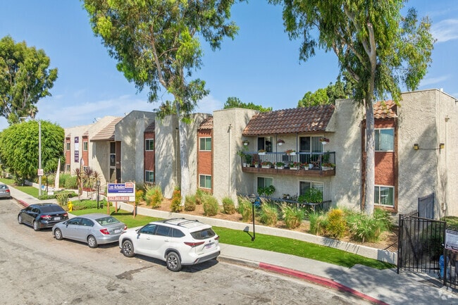 Building Photo - Los Arboles