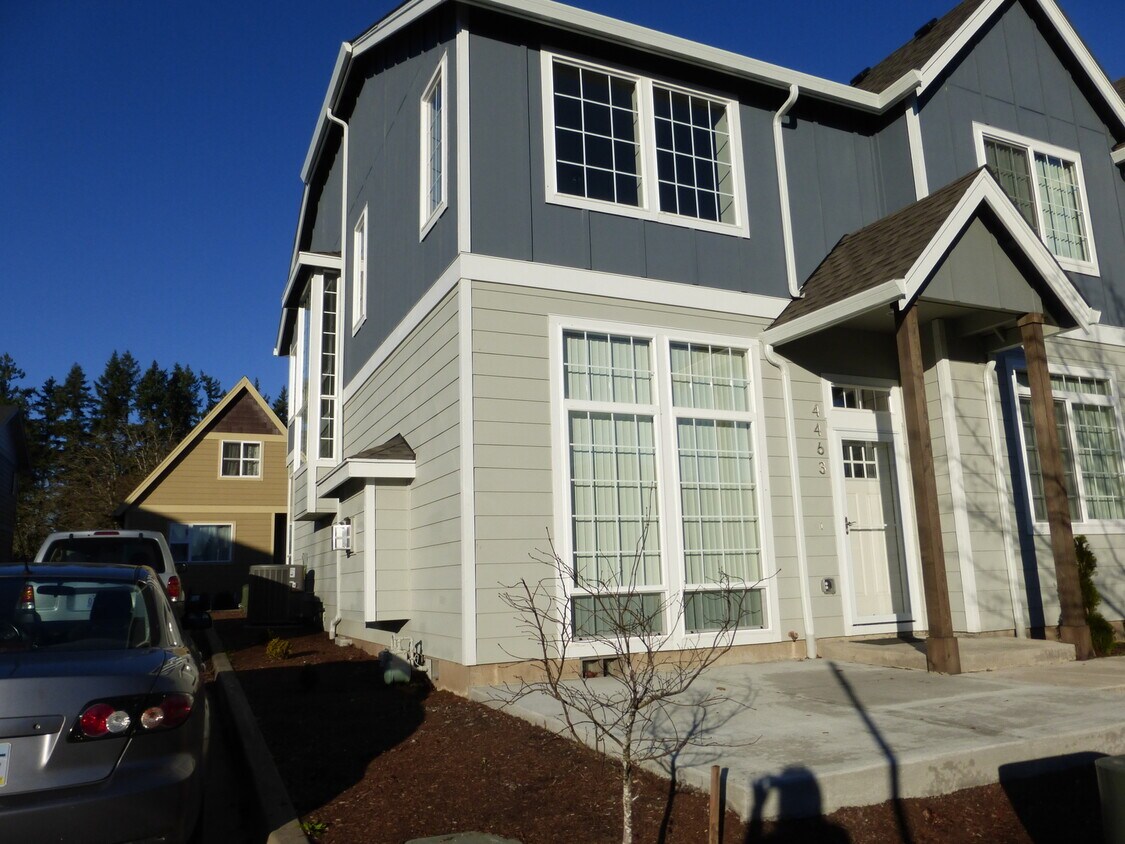 Primary Photo - Beautiful 4 BR, 2 1/2 BA with main floor B...