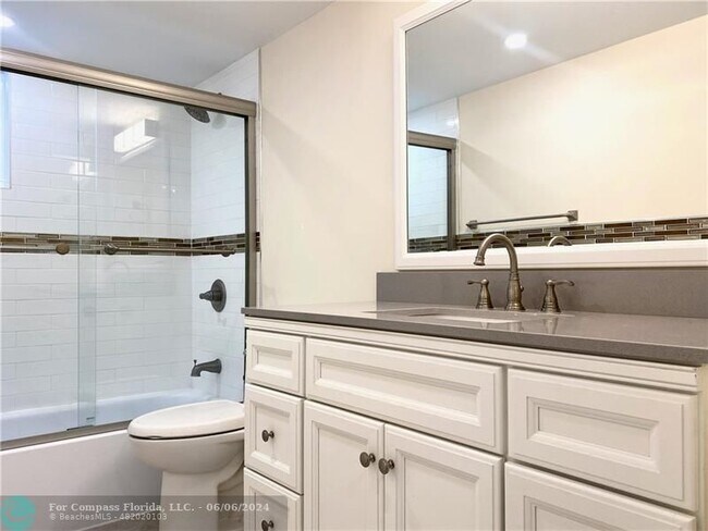 Foto del edificio - 285 NE 17th Ct