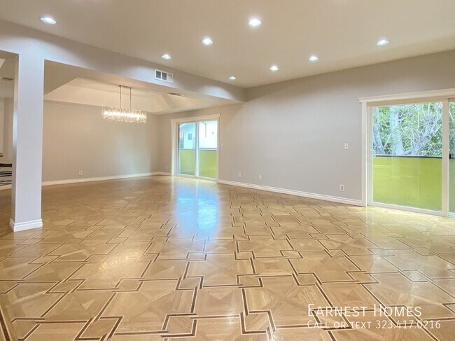 Building Photo - 3+2.5 Charming End-Unit Townhouse in Valle...