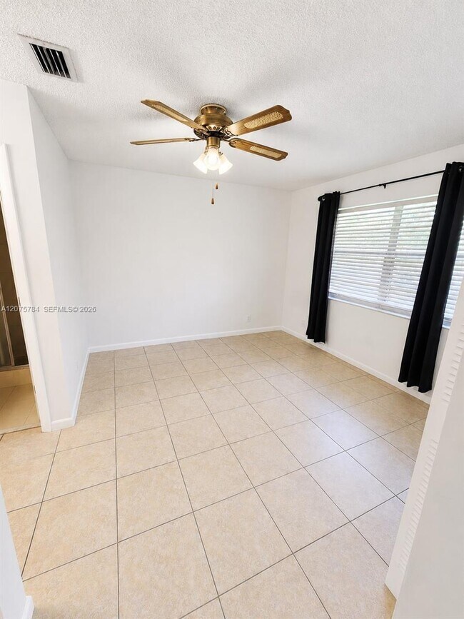 Foto del edificio - 3280 NW 102nd Terrace