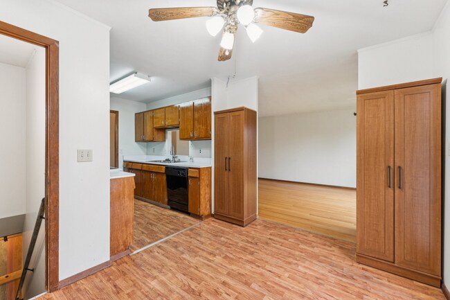 Building Photo - Lincoln 3-Bedroom with En Suite & Large Lo...