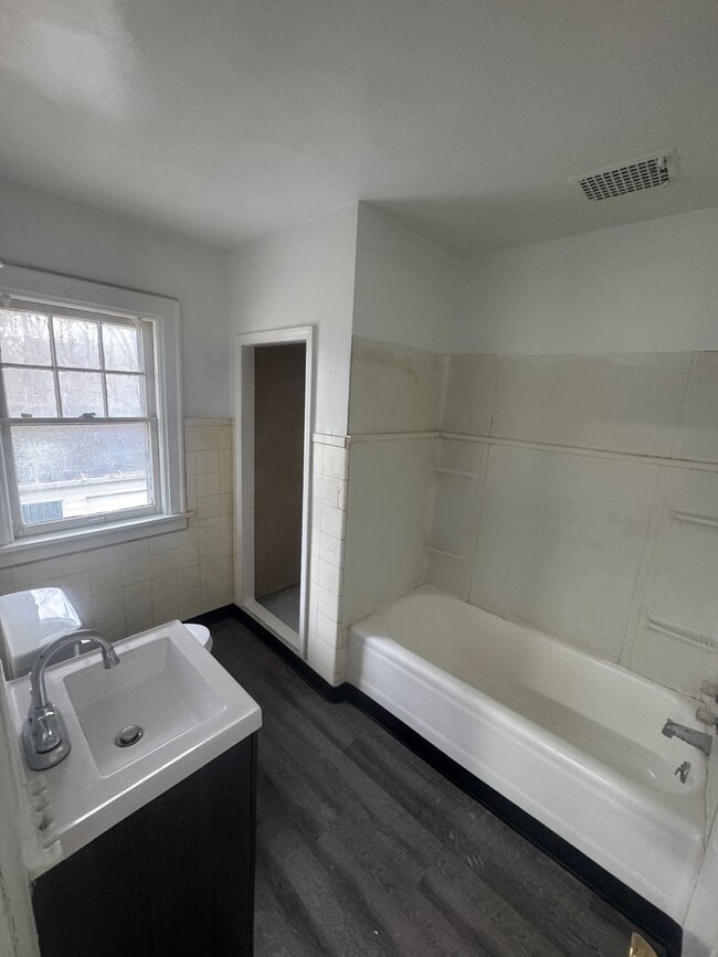 Building Photo - 624 W Lasalle Ave