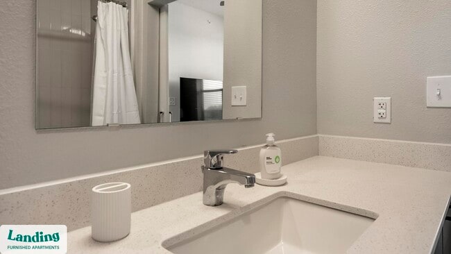 Foto del edificio - 14015 Univ Pass