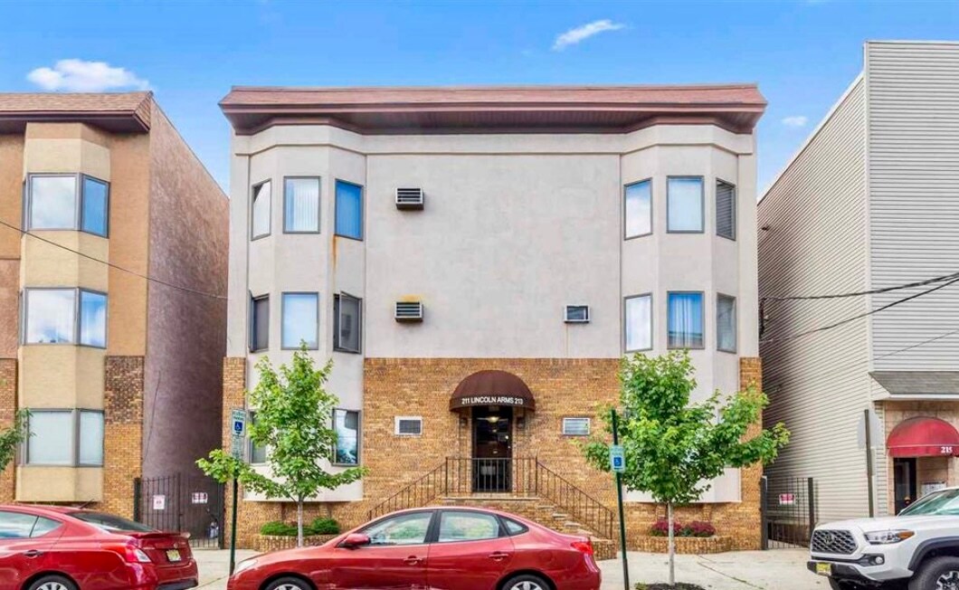 211 Prospect Ave Unit 1, Bayonne, NJ 07002 Condo for Rent in Bayonne