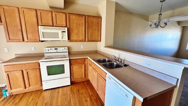Building Photo - Spacious 2 Bed 2 Bath Townhome across from Aurora Mall and I-225, Close to Buckley SFB!