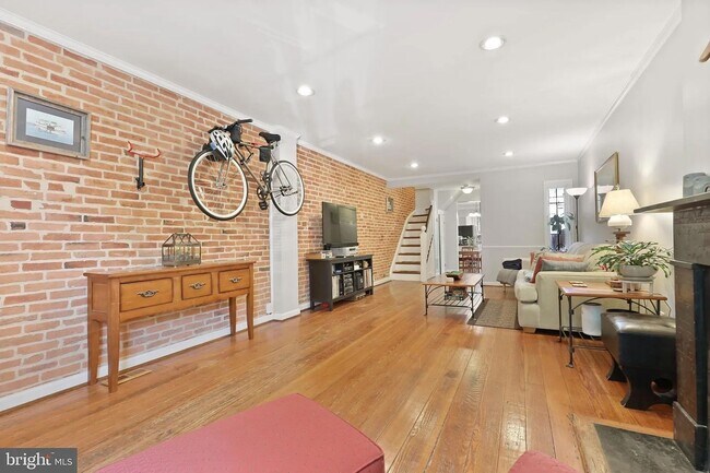 Building Photo - Inviting 3Bed/3Bath Townhome with Modern U...