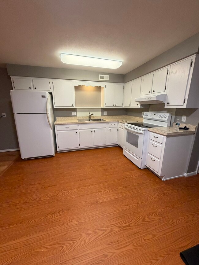 Foto del edificio - 2221 Klug Dr