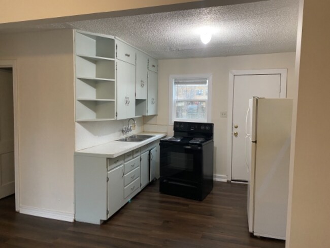 Building Photo - 517 N St Paul Ave