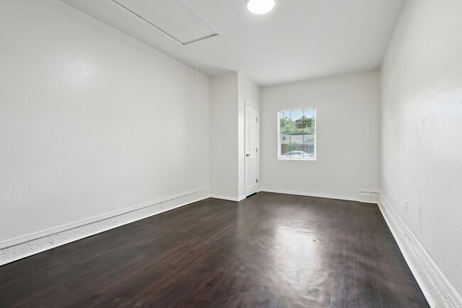 Building Photo - 1000 Moraine Ave