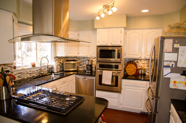 KITCHEN - 22 Solitaire Ct