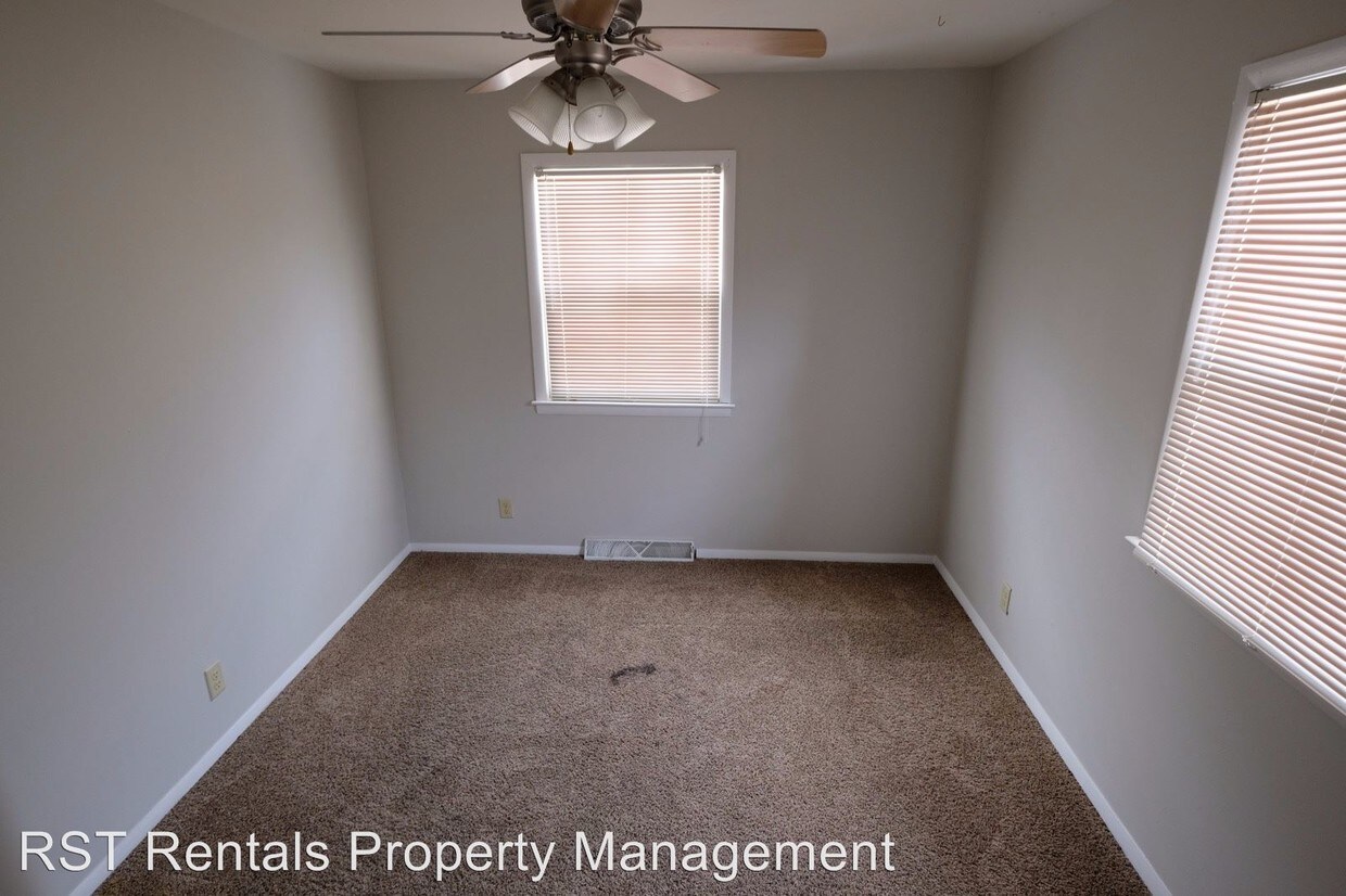 Building Photo - 209 Eisenhower Dr