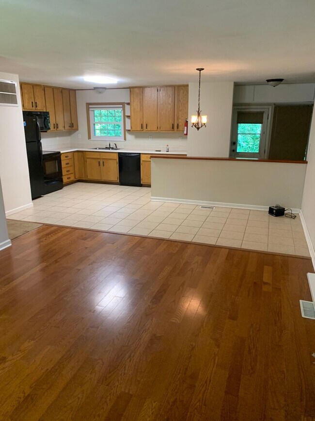 Building Photo - ** February 2025** 3 Bedroom - 1.5 Bath wi...