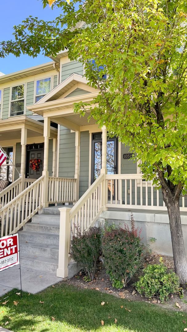 Building Photo - Fully Furnished Townhouse with Lake Views