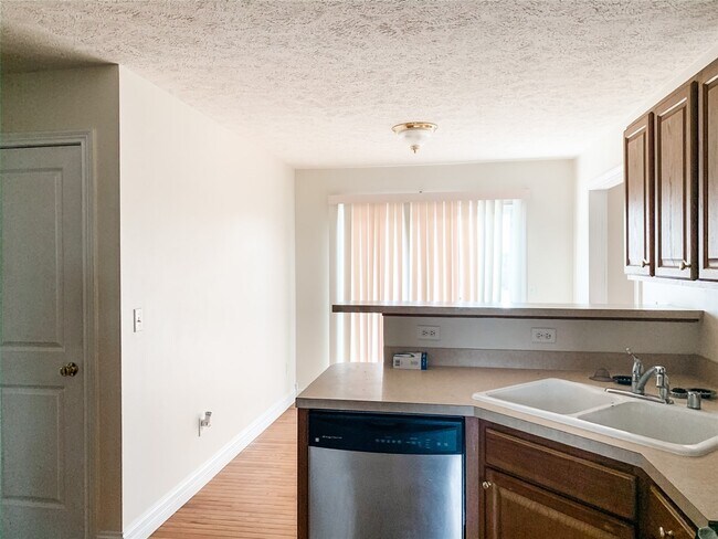 Building Photo - 545 Genrose Dr