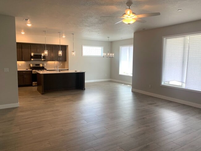 Building Photo - Beautiful newer construction home in Richl...