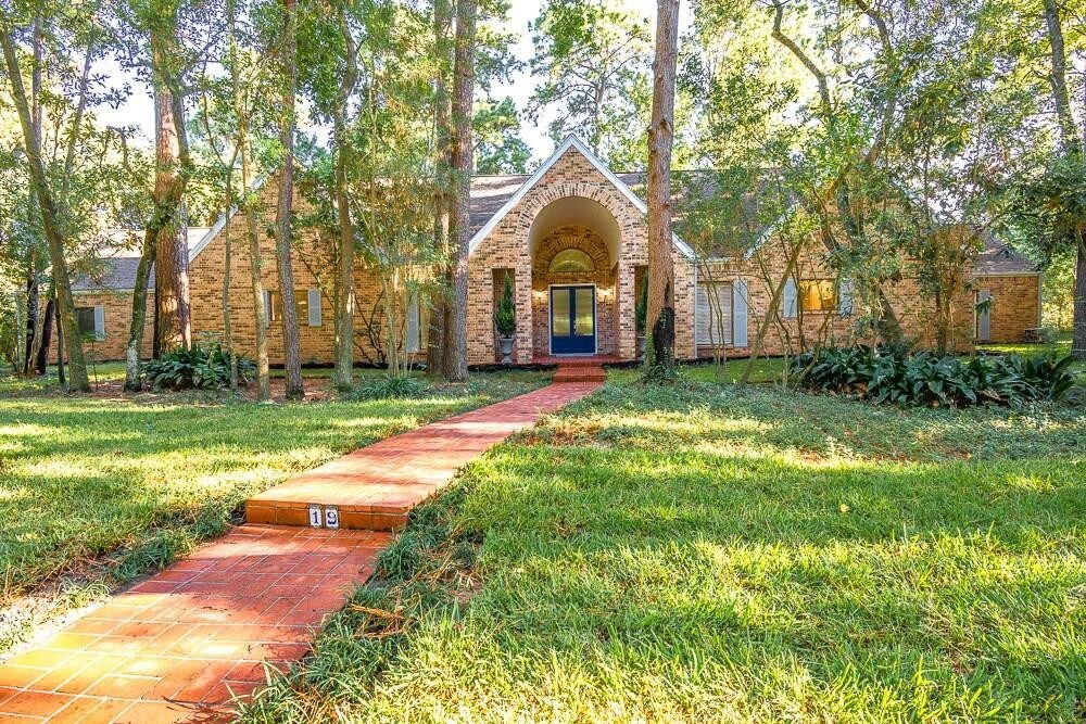 Primary Photo - 19 Thornhill Oaks Dr