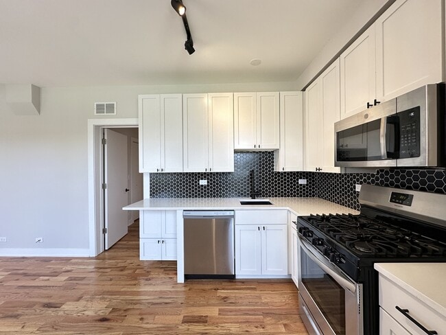 Building Photo - 649 W Wrightwood Ave
