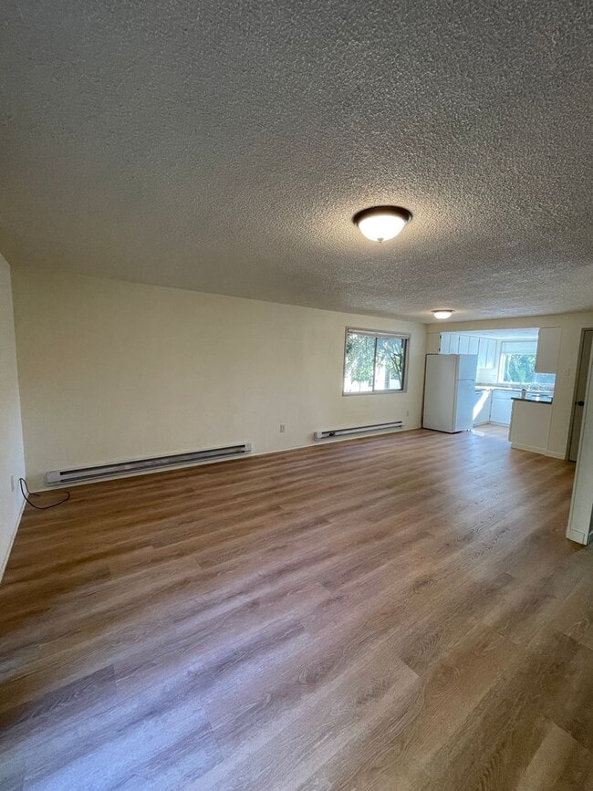 Building Photo - Renovated 3 bed 1.5 bath Duplex