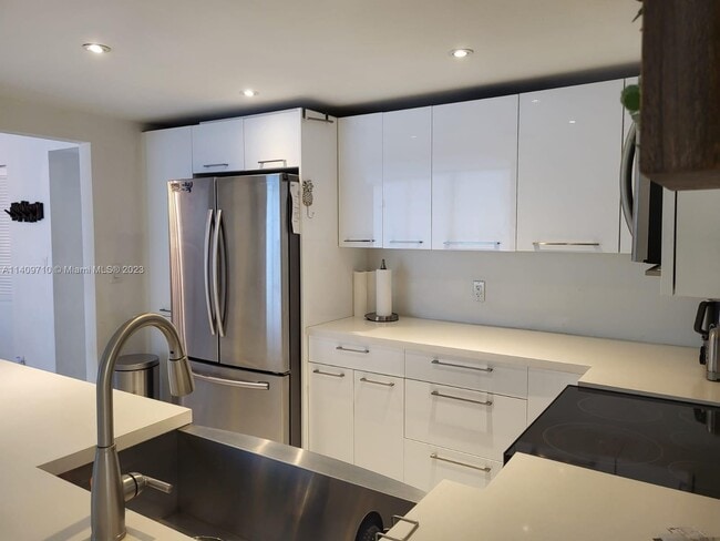 Building Photo - 100 Bayview Dr