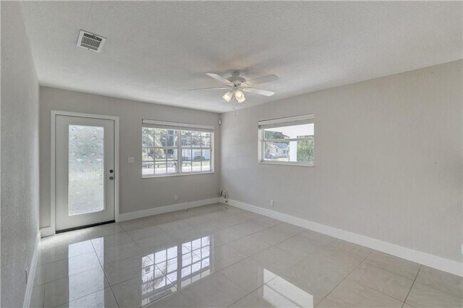 Foto del edificio - 2881 SW 17th St