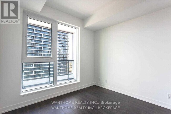 Photo du bâtiment - 898 Portage Pkwy