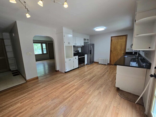 Building Photo - 10 Richards Dr