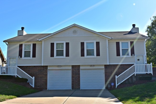 Building Photo - 111-117 N Saxony Dr