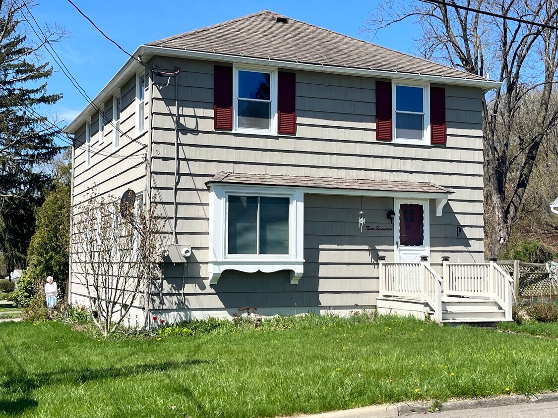 317 Andrews Ave Unit 2nd floor, Johnson City, NY 13790 Apartments in