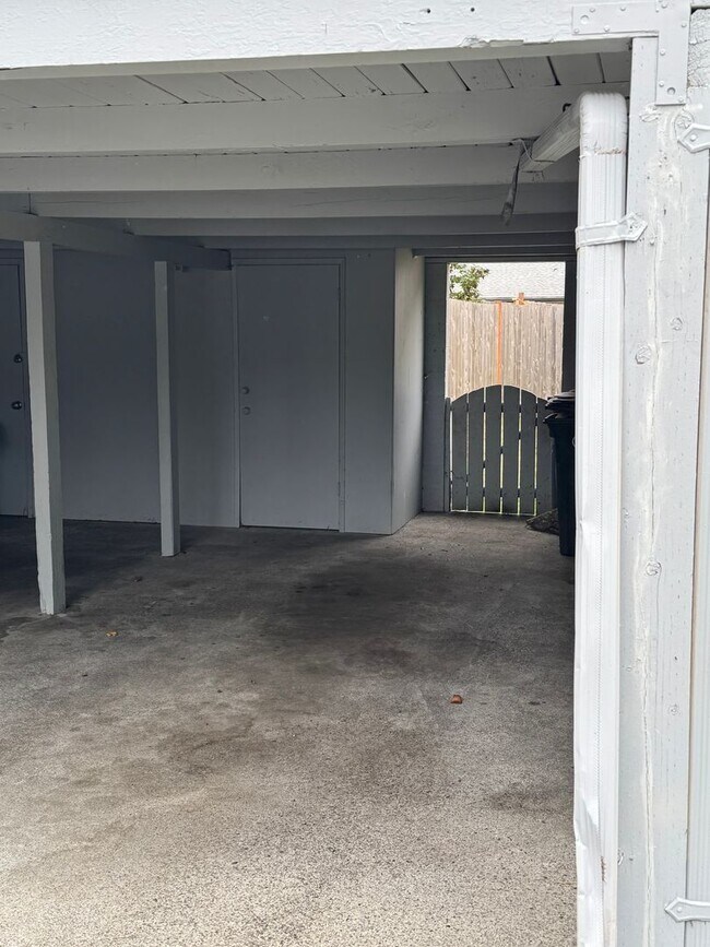 Foto del edificio - Charming 2-Bedroom Lakewood Duplex with Carport
