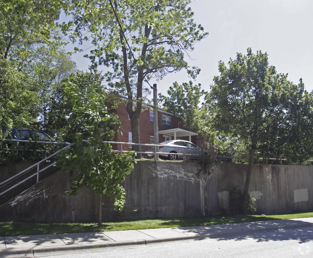 200208 E Algonquin Rd, Algonquin, IL 60102 Apartments in Algonquin