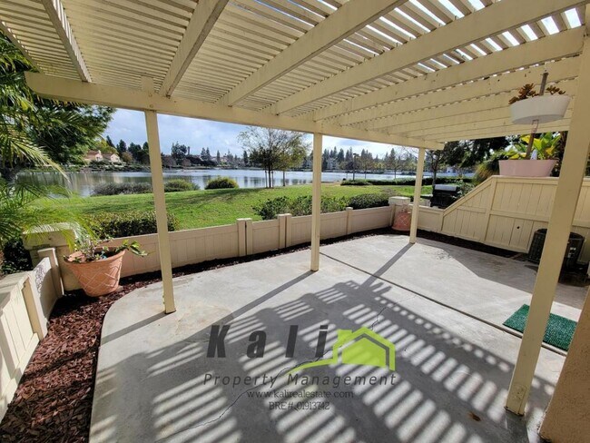 Foto del edificio - 2096 Northshore Dr