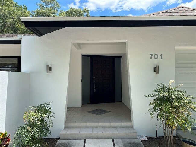 Building Photo - 701 Bluff View Dr