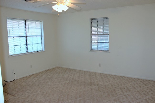 Building Photo - 708 Matilda St