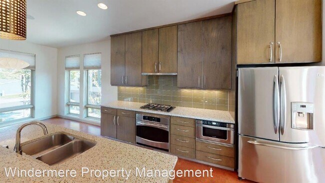 Building Photo - 3 br, 3.5 bath House - 215 W Sumach St