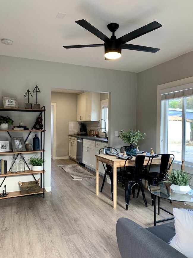 Áreas de comedor a la cocina - 2647 Granada St