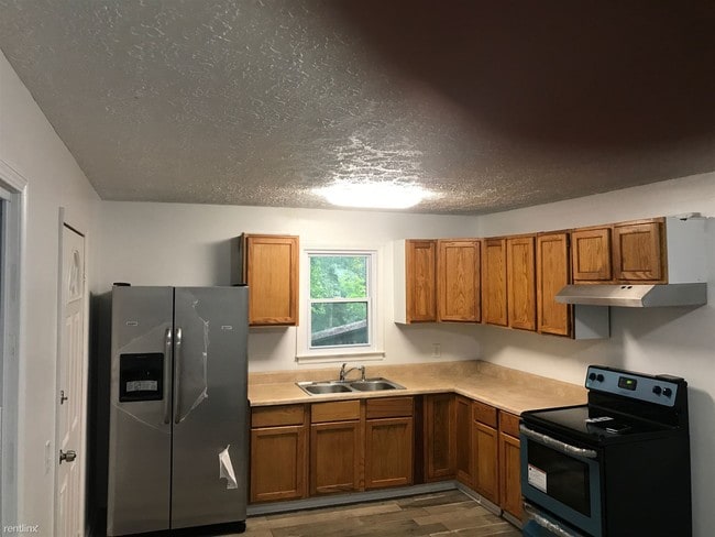 Building Photo - 3 br, 1 bath House - 225 Silver Fox Dr