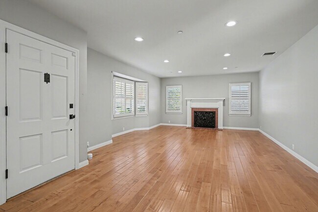 Foto del edificio - 2450 Queensberry Road • Pasadena 4BR | 3BA |