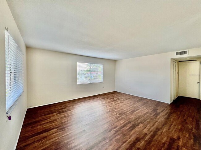 Foto del edificio - 10530 68th Ave