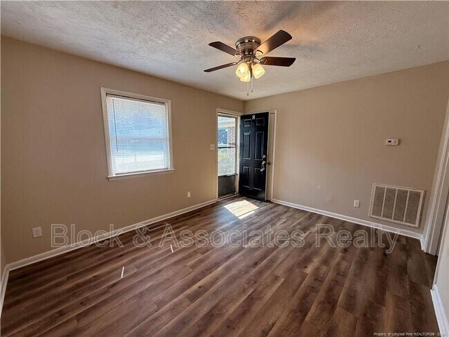 Foto del edificio - 4959 Fieldcrest Dr
