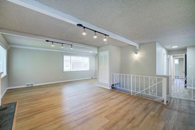 Building Photo - 3bd/1.75ba Bellevue Home