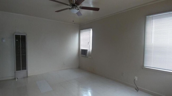 Building Photo - 606 Searchlight Ave