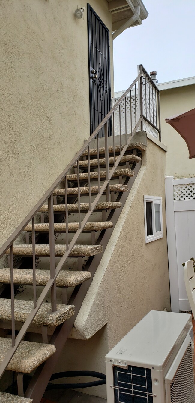 View of front entrance - 18718 Brookhurst St