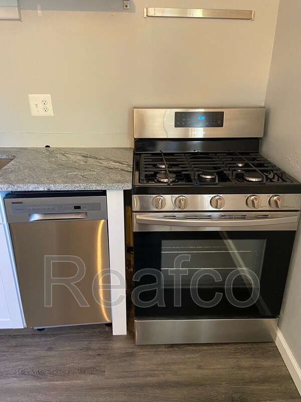 Foto del edificio - 2661 Medary Ave