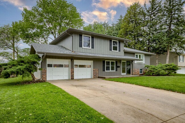 Building Photo - Flexible Living in a Fantastic La Vista Lo...