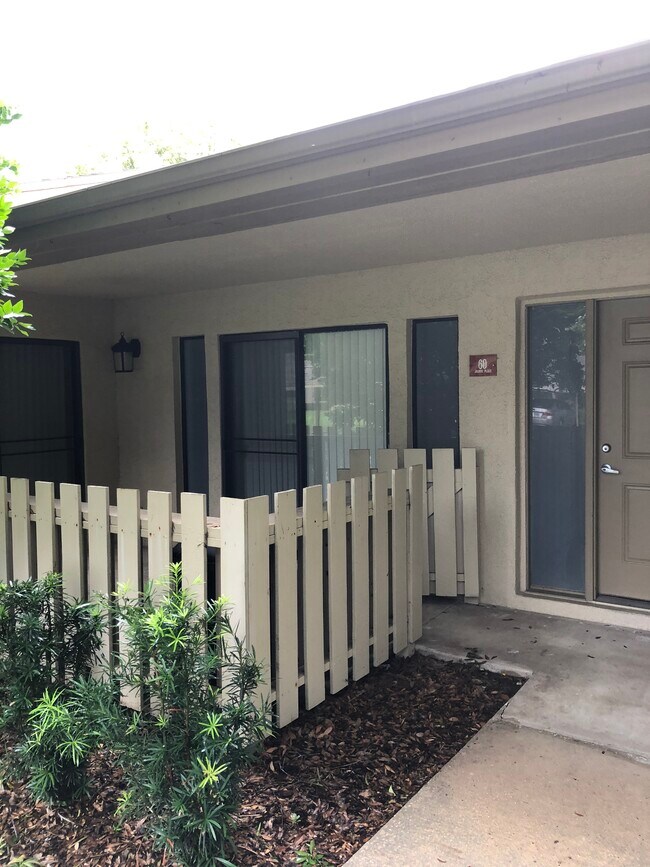 Corner unit - 60 Joanne Pl