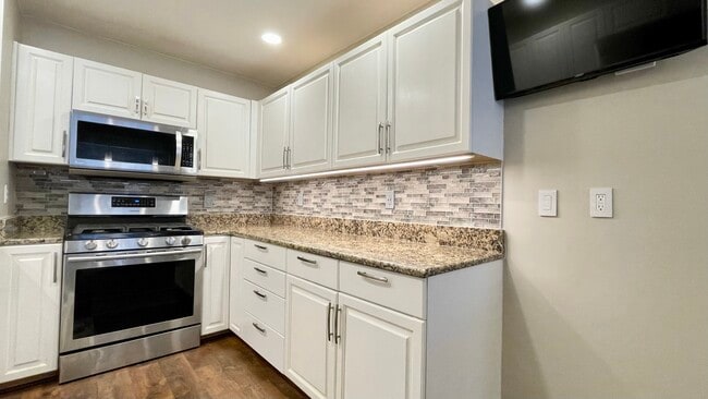 Kitchen - 291 Vasser Dr