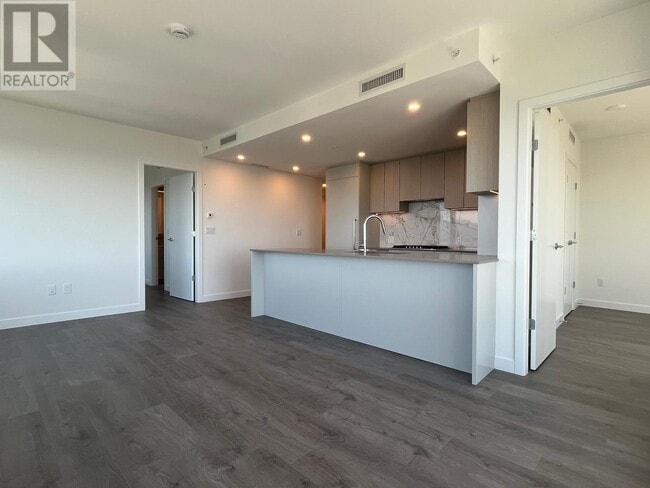 Building Photo - 6468-6468 Willingdon Ave